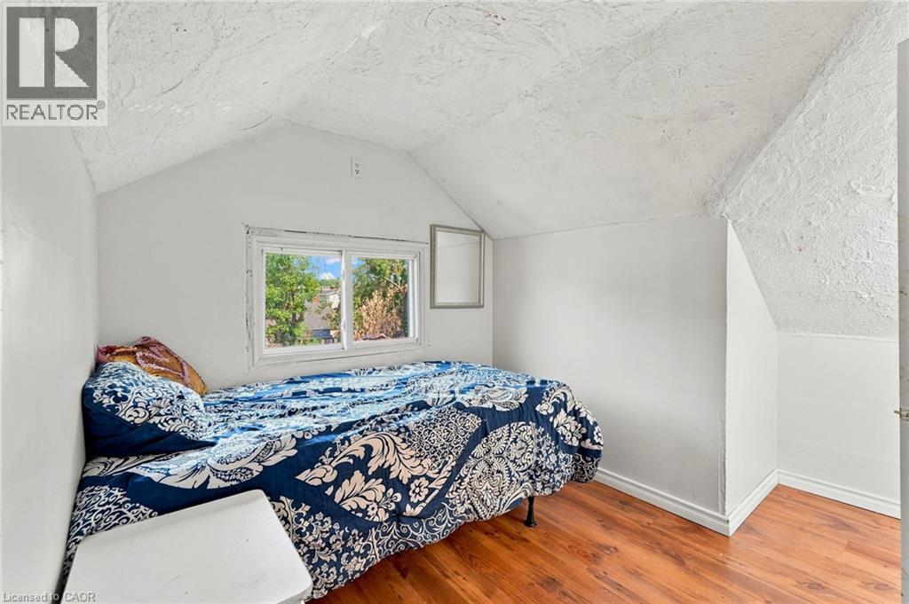 395 Avondale Street, Hamilton, ON - Indoor Photo Showing Bedroom