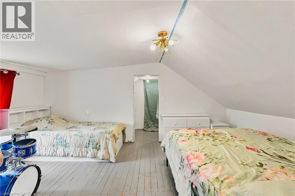 395 Avondale Street, Hamilton, ON - Indoor Photo Showing Bedroom