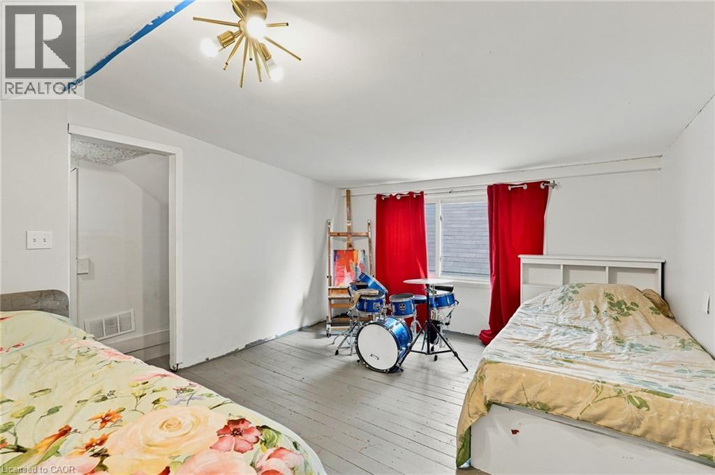 395 Avondale Street, Hamilton, ON - Indoor Photo Showing Bedroom