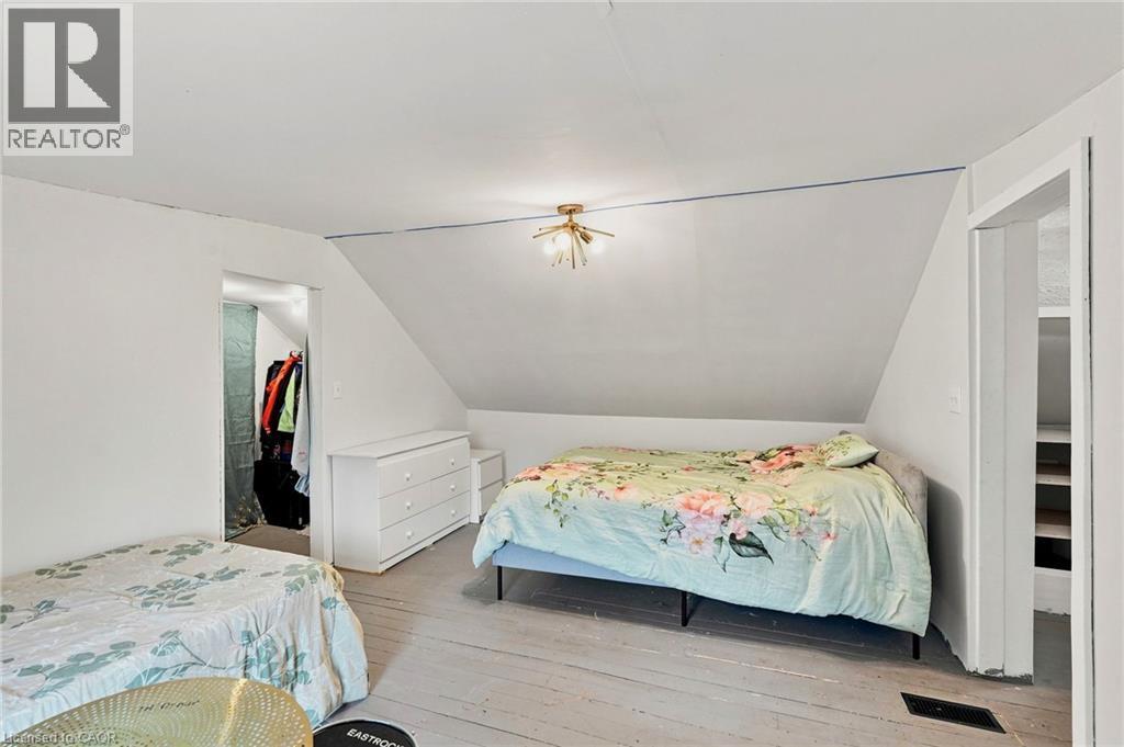 395 Avondale Street, Hamilton, ON - Indoor Photo Showing Bedroom