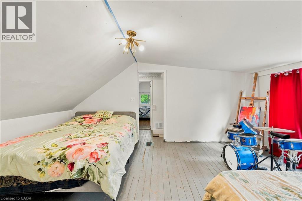 395 Avondale Street, Hamilton, ON - Indoor Photo Showing Bedroom