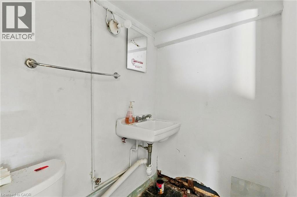 395 Avondale Street, Hamilton, ON - Indoor Photo Showing Bathroom