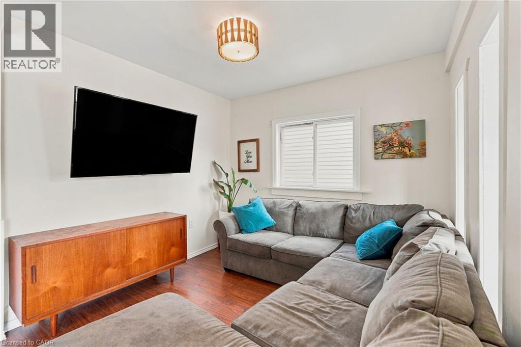 395 Avondale Street, Hamilton, ON - Indoor Photo Showing Living Room