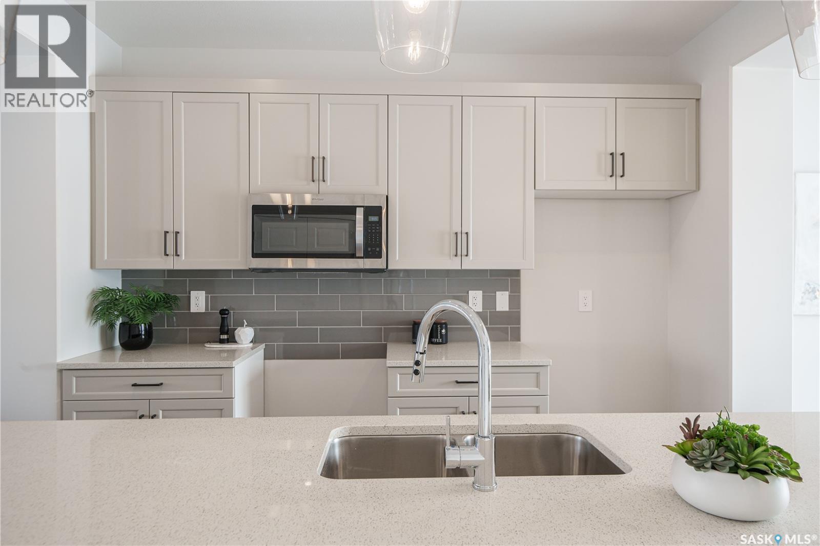 2972 Green Turtle Road, Regina, SK - Indoor Photo Showing Kitchen With Upgraded Kitchen