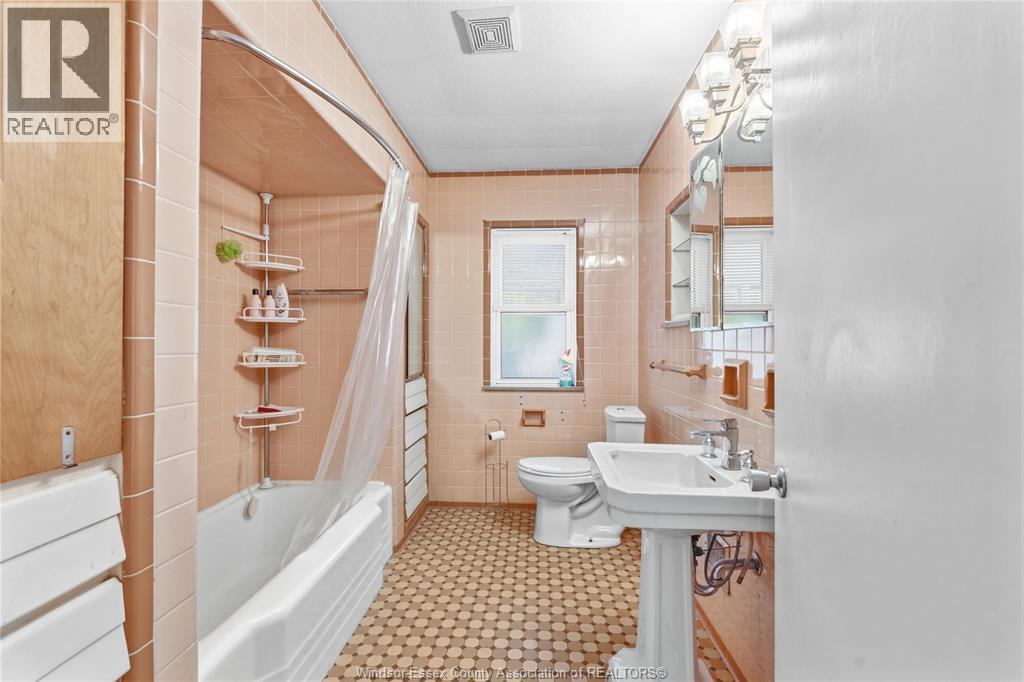 222-224 Lesperance, Tecumseh, ON - Indoor Photo Showing Bathroom