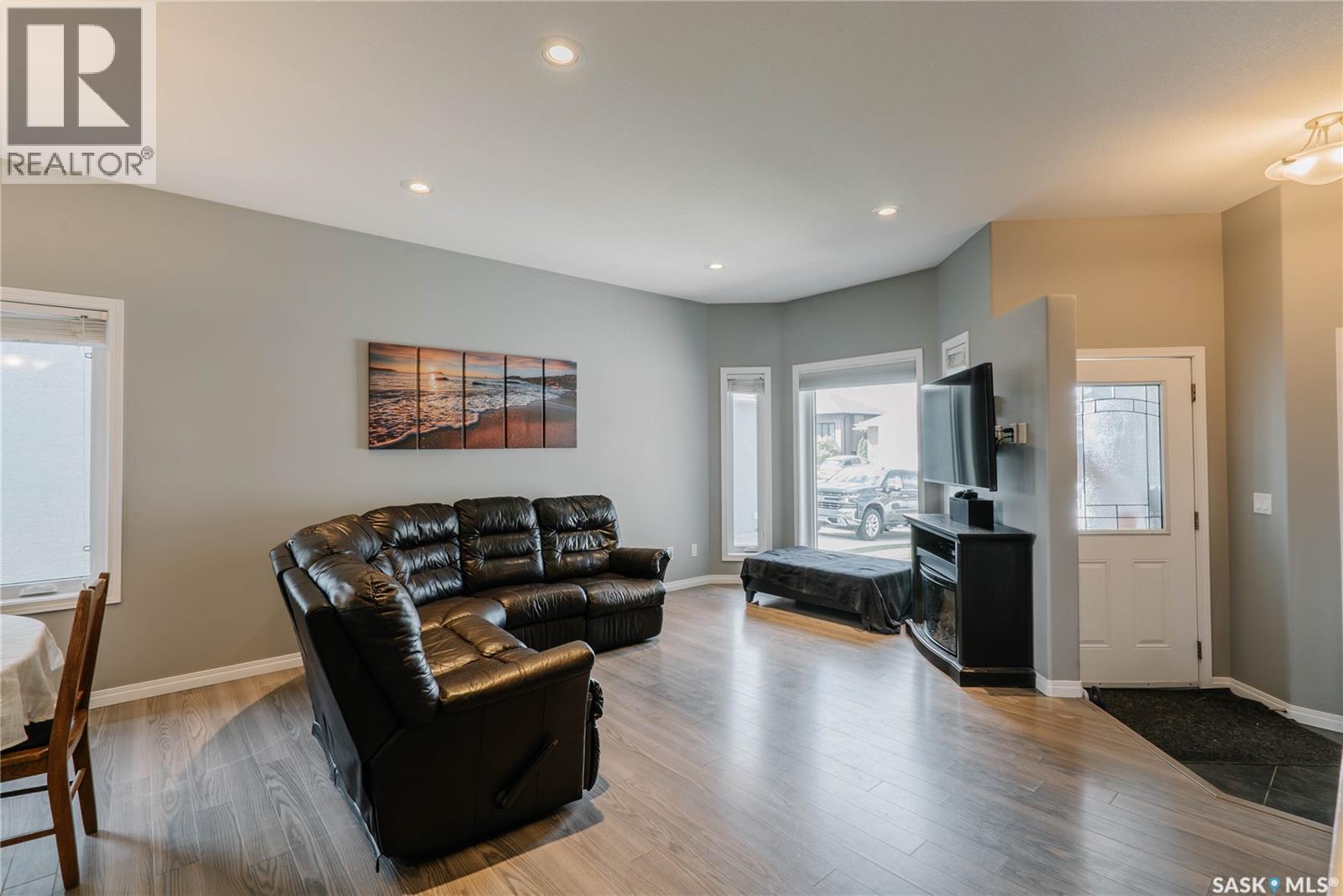 714 Sutter Crescent, Saskatoon, SK - Indoor Photo Showing Living Room
