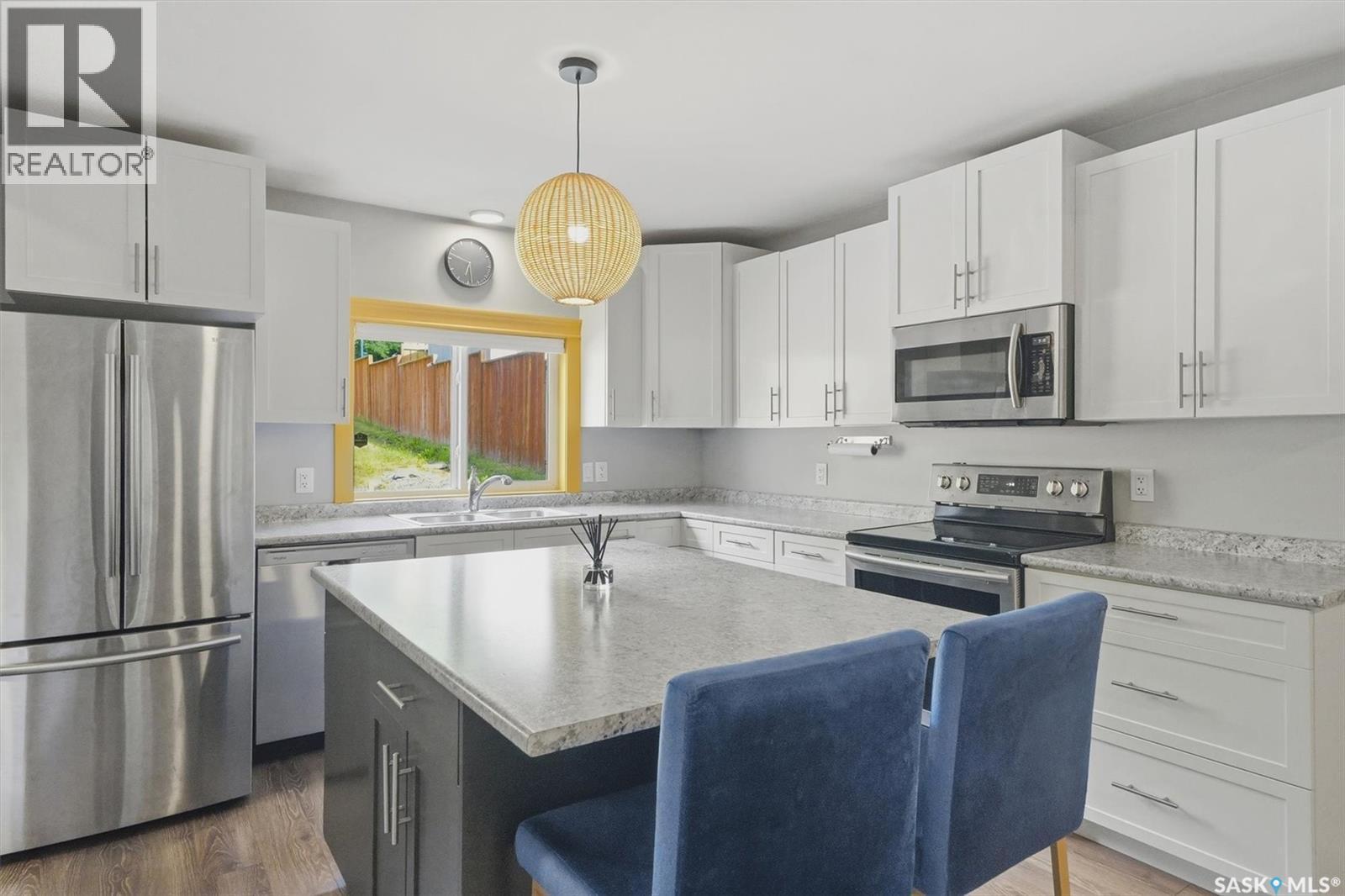720 Walmer Road, Saskatoon, SK - Indoor Photo Showing Kitchen With Double Sink With Upgraded Kitchen