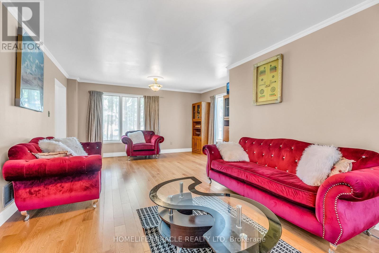 1 Beechnut Crescent, Clarington, ON - Indoor Photo Showing Living Room