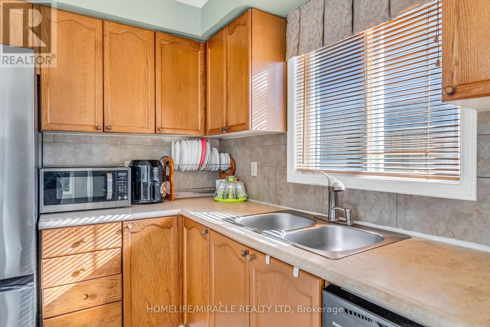 1 Beechnut Crescent, Clarington, ON - Indoor Photo Showing Kitchen With Double Sink