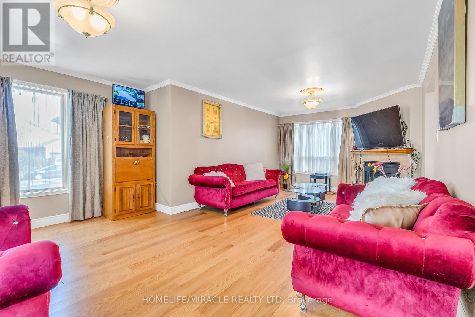 1 Beechnut Crescent, Clarington, ON - Indoor Photo Showing Living Room With Fireplace