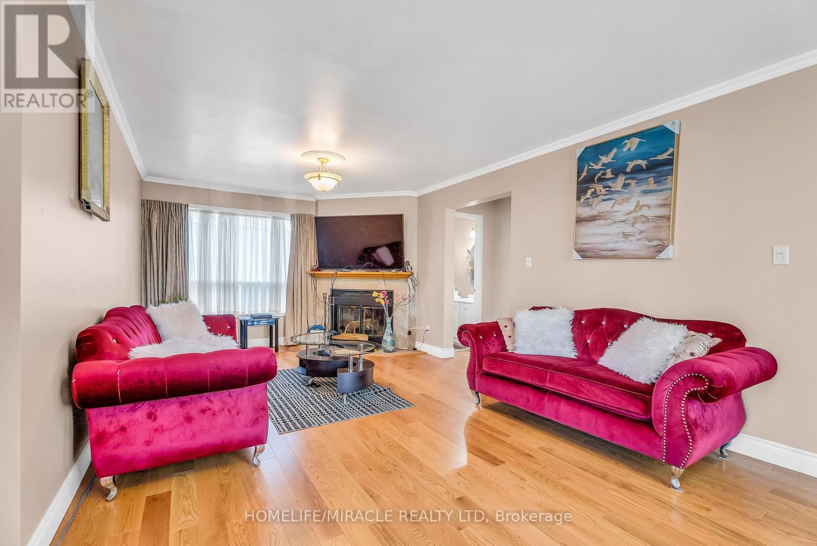 1 Beechnut Crescent, Clarington, ON - Indoor Photo Showing Living Room With Fireplace