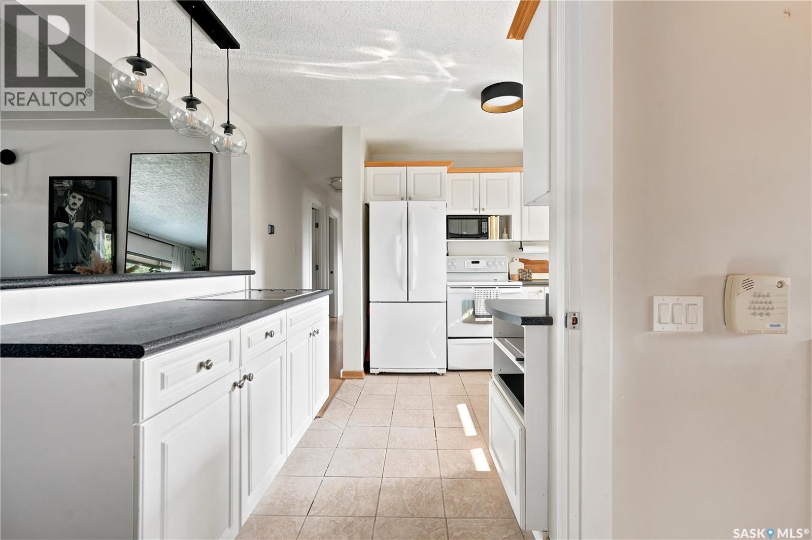 3606 Queen Street, Regina, SK - Indoor Photo Showing Kitchen