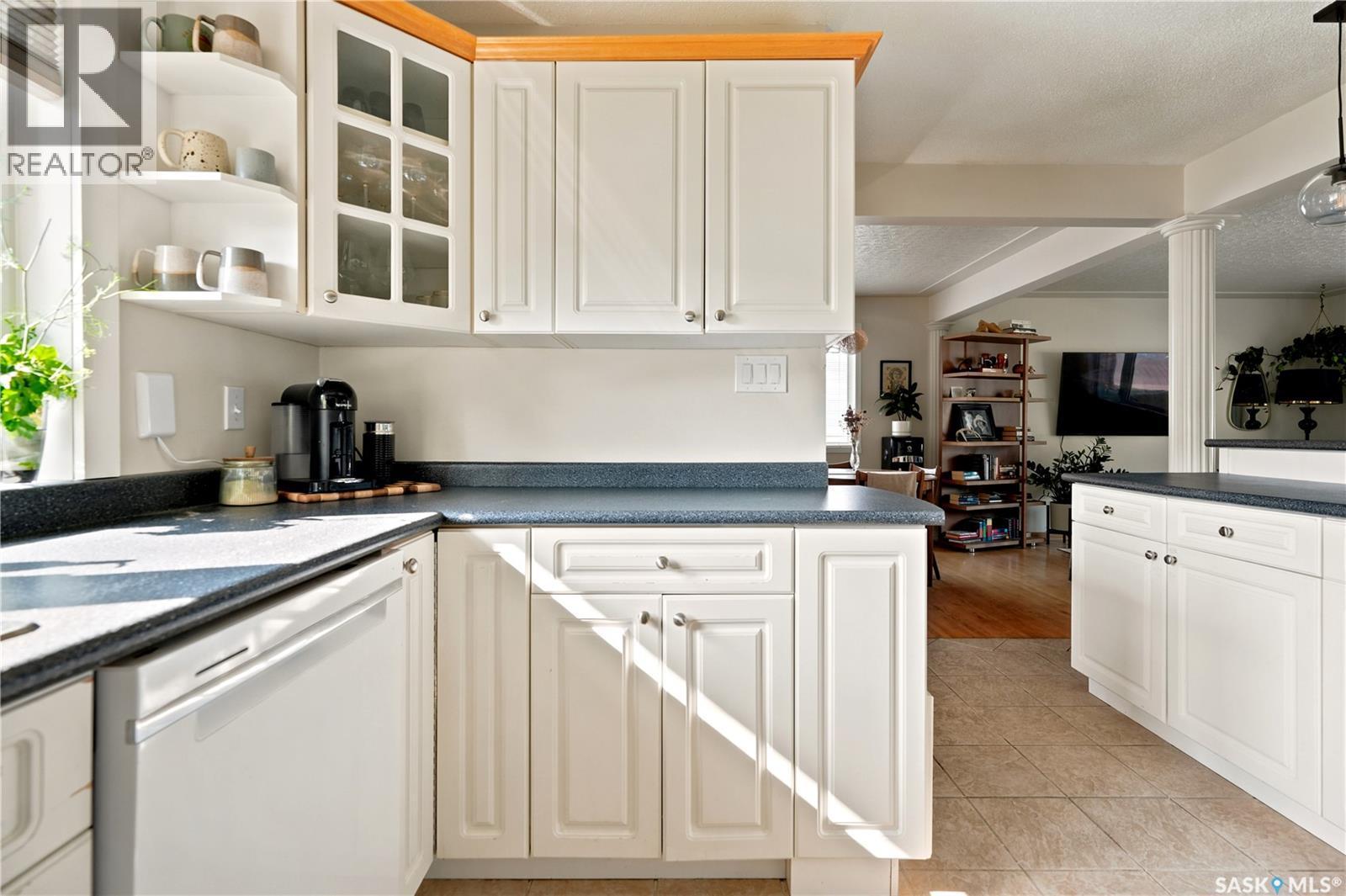 3606 Queen Street, Regina, SK - Indoor Photo Showing Kitchen