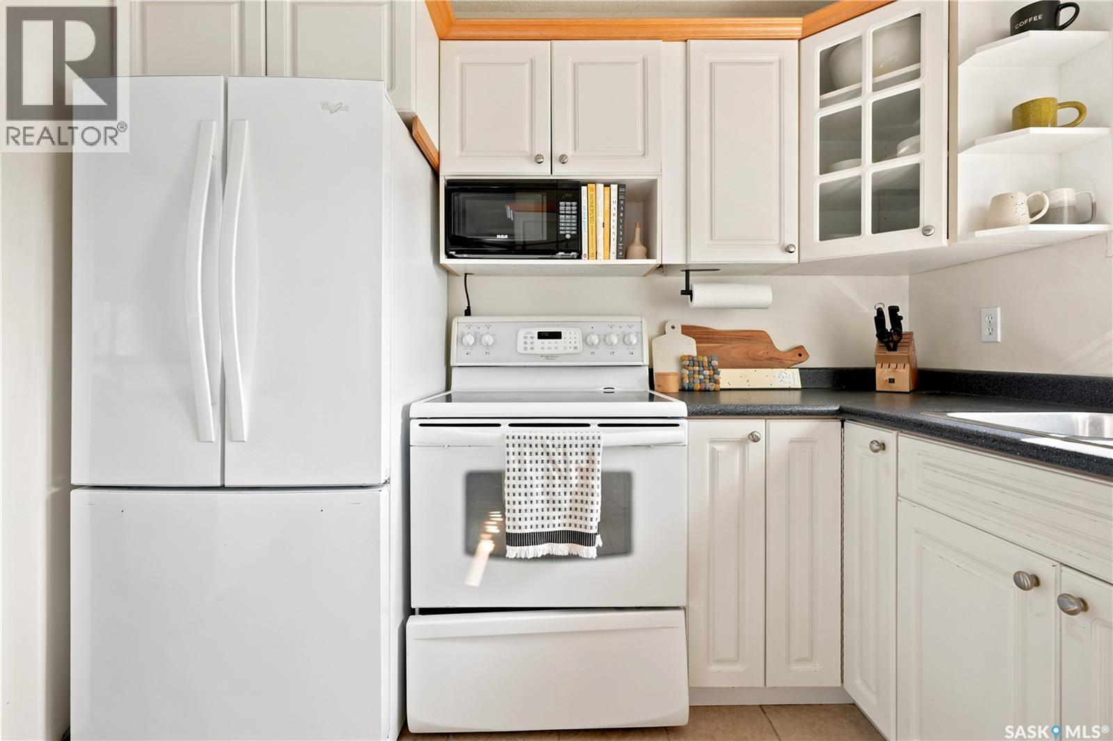 3606 Queen Street, Regina, SK - Indoor Photo Showing Kitchen