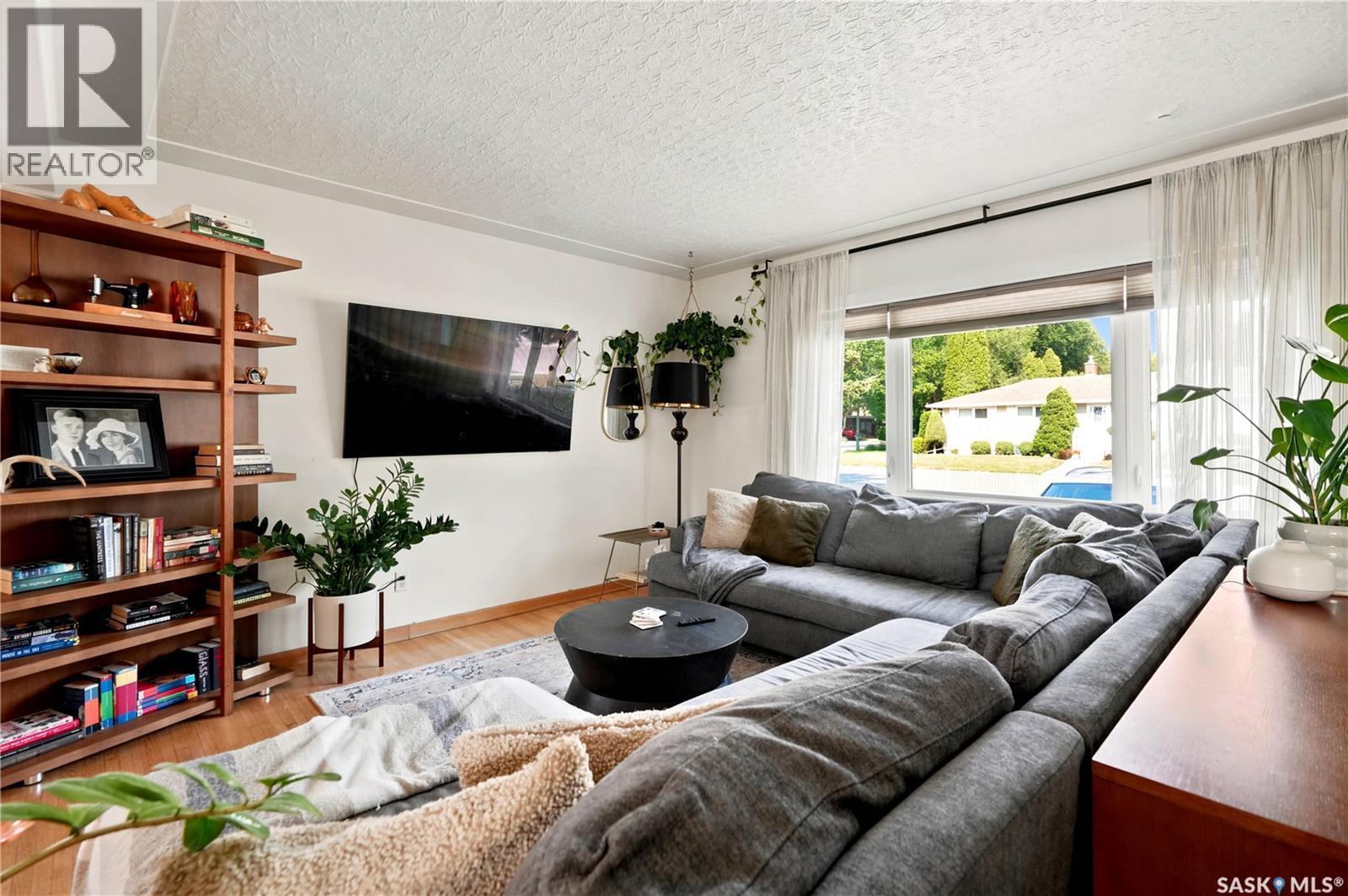 3606 Queen Street, Regina, SK - Indoor Photo Showing Living Room