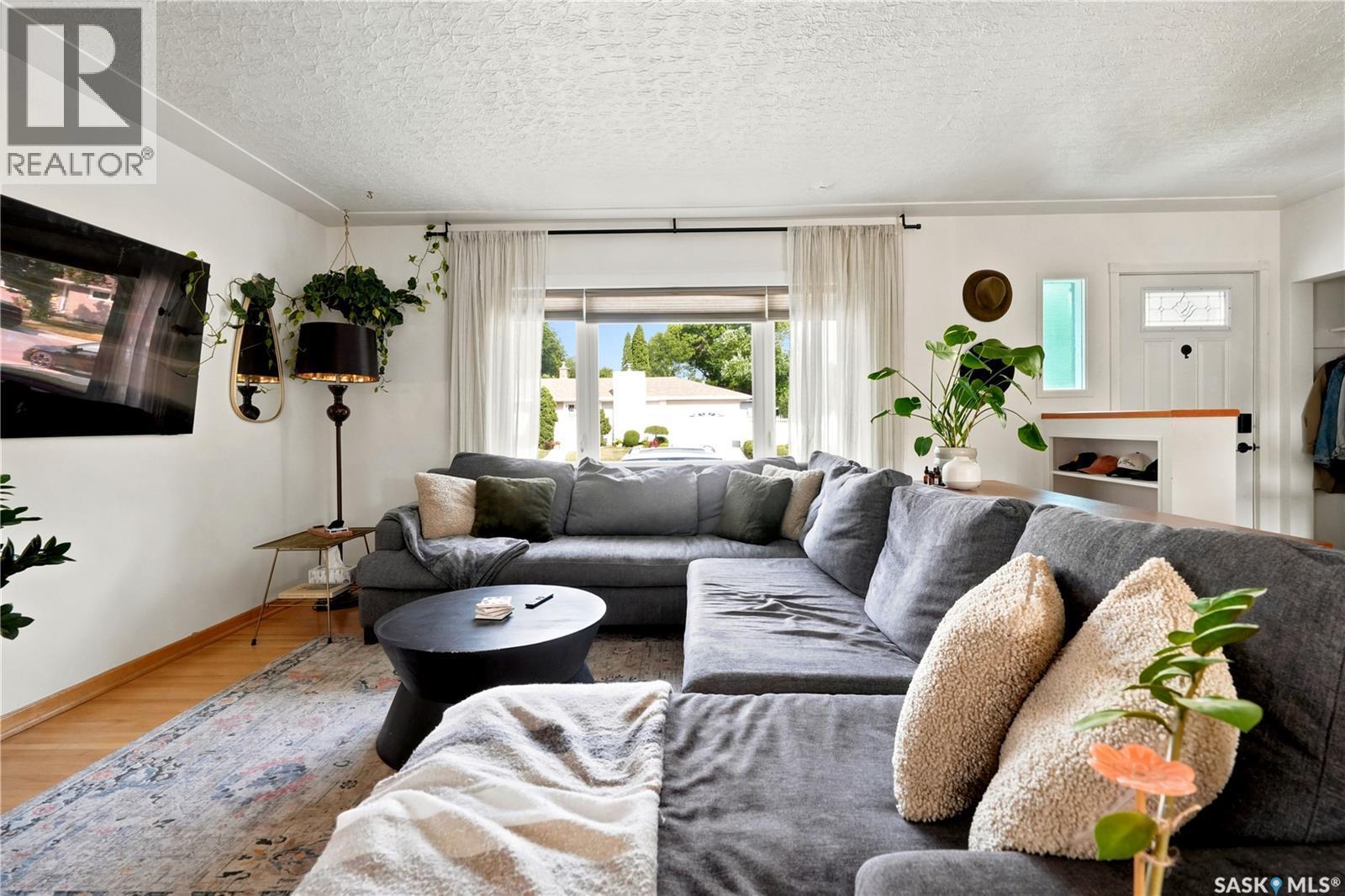 3606 Queen Street, Regina, SK - Indoor Photo Showing Living Room