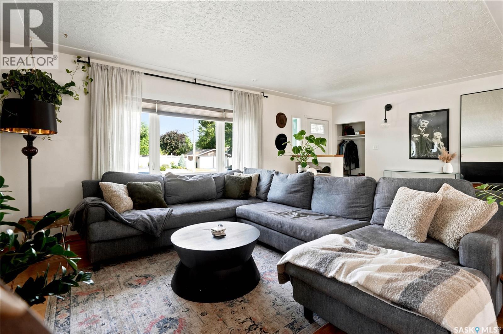 3606 Queen Street, Regina, SK - Indoor Photo Showing Living Room