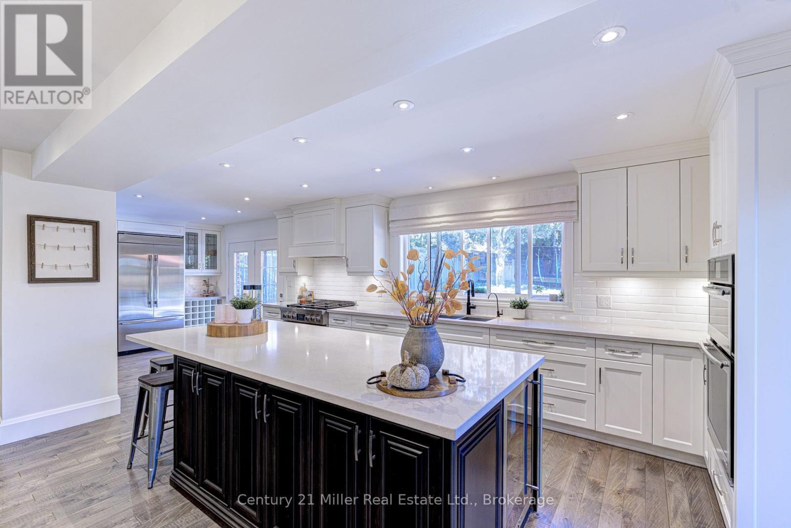 6 Mays Crescent, Hamilton (Waterdown), ON - Indoor Photo Showing Kitchen With Upgraded Kitchen