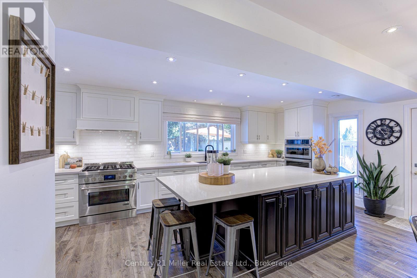 6 Mays Crescent, Hamilton (Waterdown), ON - Indoor Photo Showing Kitchen With Upgraded Kitchen