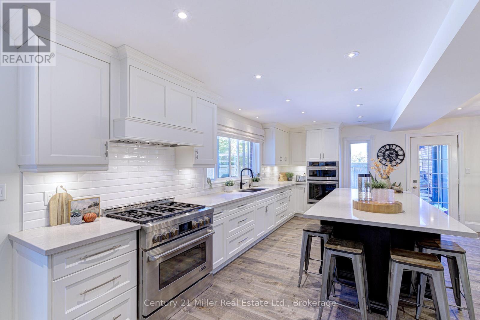 6 Mays Crescent, Hamilton (Waterdown), ON - Indoor Photo Showing Kitchen With Upgraded Kitchen