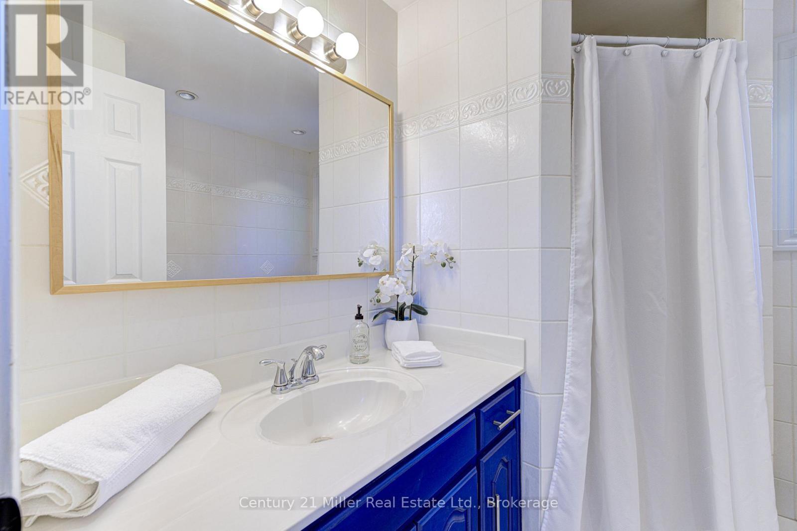 6 Mays Crescent, Hamilton (Waterdown), ON - Indoor Photo Showing Bathroom