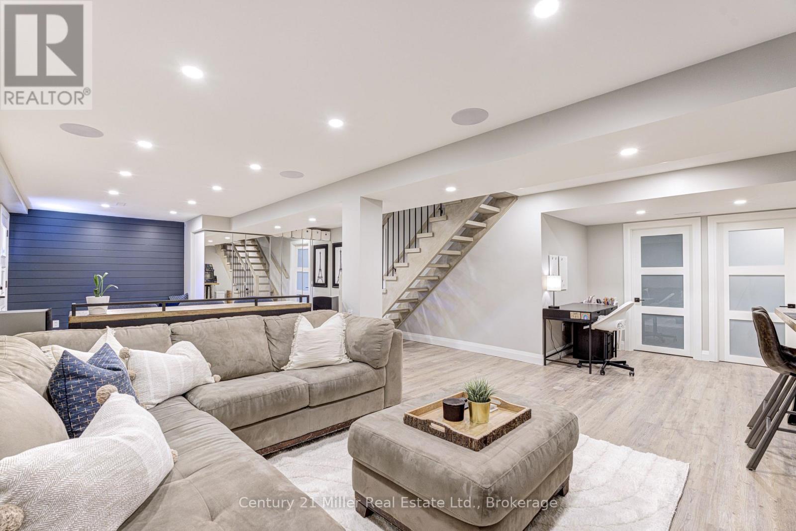 6 Mays Crescent, Hamilton (Waterdown), ON - Indoor Photo Showing Living Room