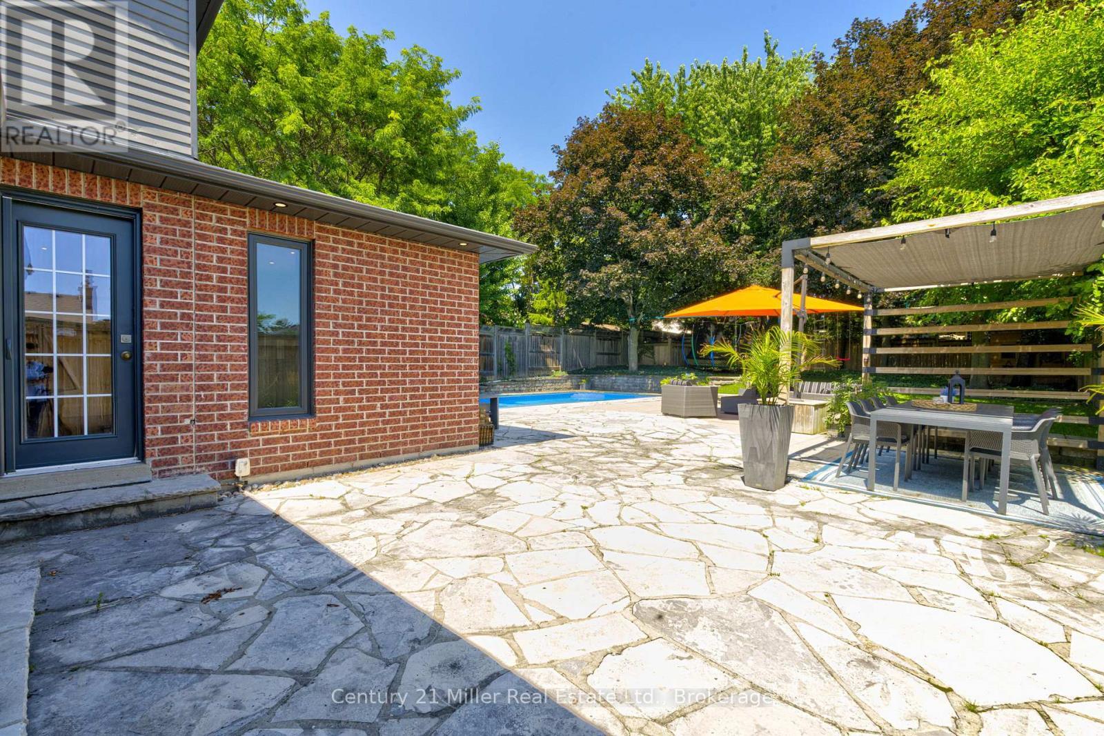 6 Mays Crescent, Hamilton (Waterdown), ON - Outdoor