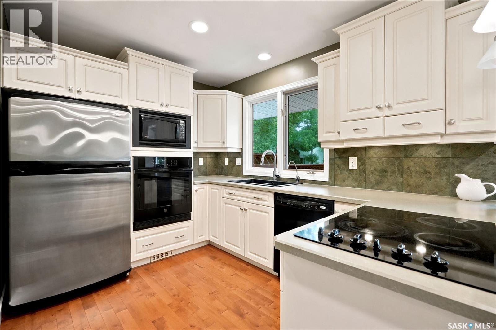 19 Thomson Avenue, Regina, SK - Indoor Photo Showing Kitchen With Double Sink