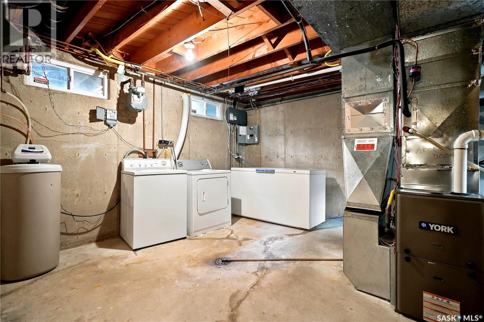 19 Thomson Avenue, Regina, SK - Indoor Photo Showing Laundry Room