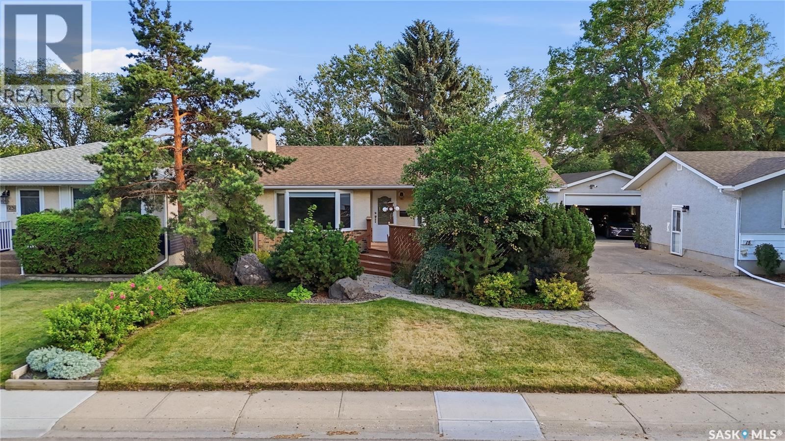 19 Thomson Avenue, Regina, SK - Outdoor