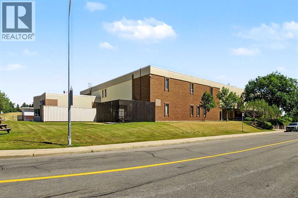 5523 Dalhart Road Nw, Calgary, AB