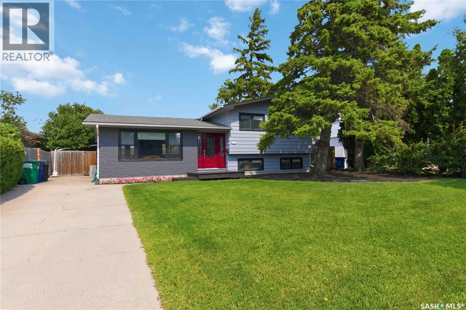 122 Assiniboine Drive, Saskatoon, SK - Outdoor With Facade