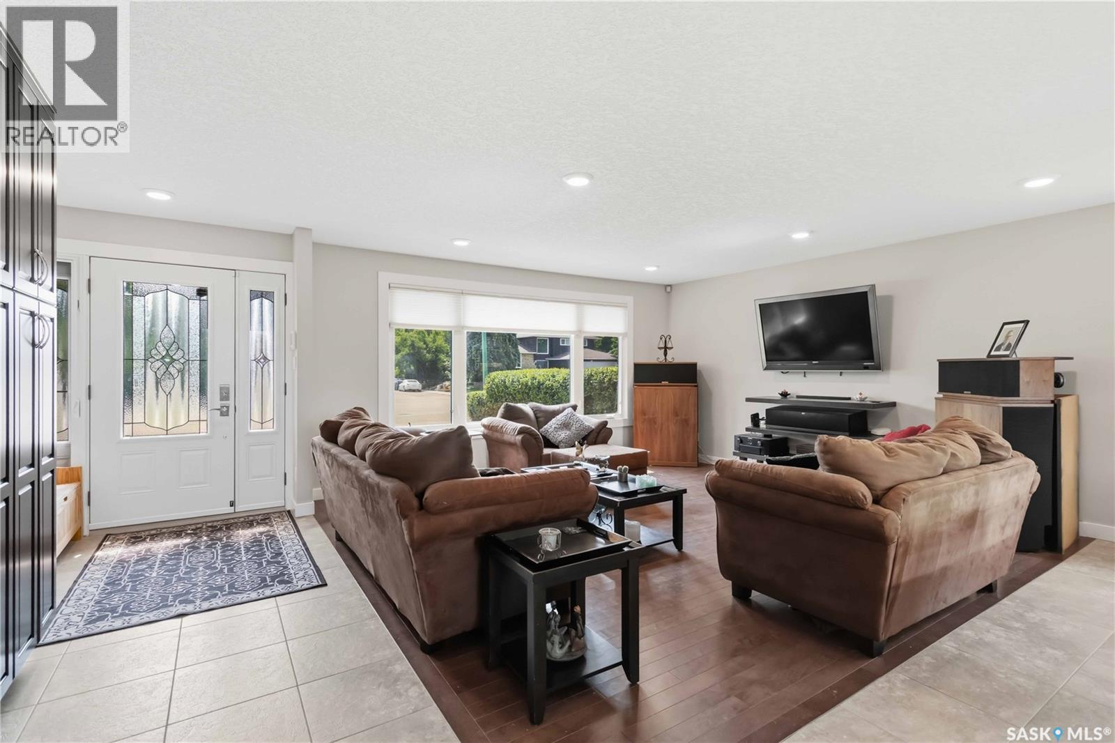 122 Assiniboine Drive, Saskatoon, SK - Indoor Photo Showing Living Room