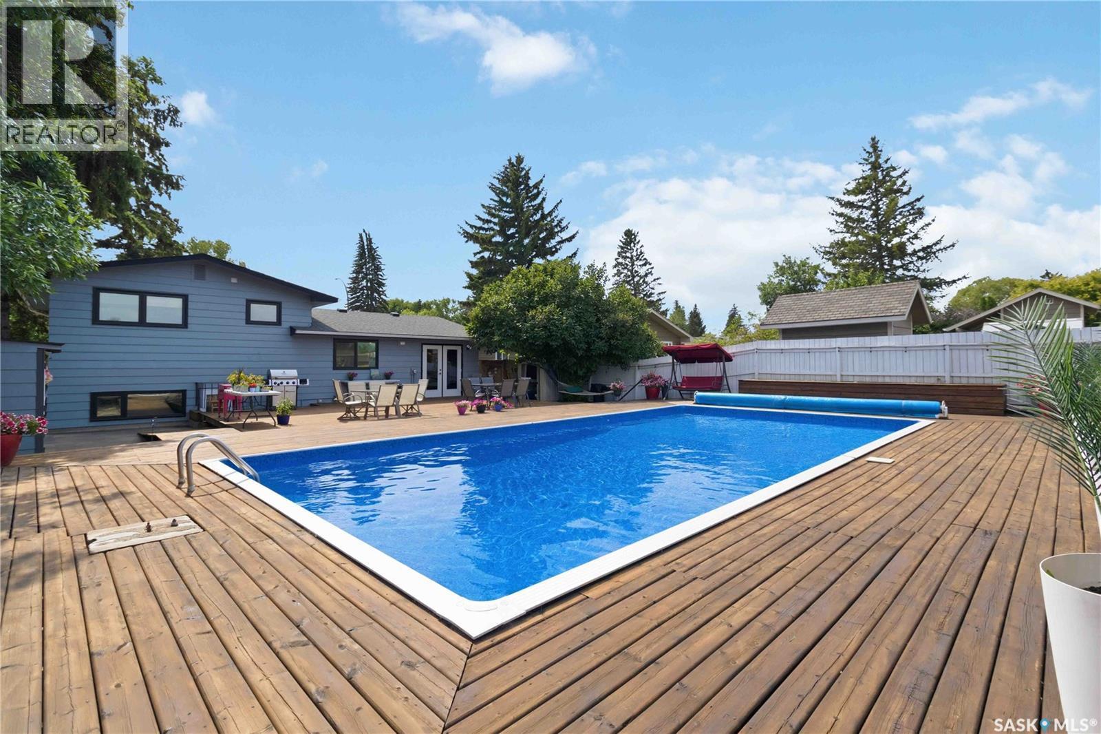 122 Assiniboine Drive, Saskatoon, SK - Outdoor With Deck Patio Veranda With Backyard