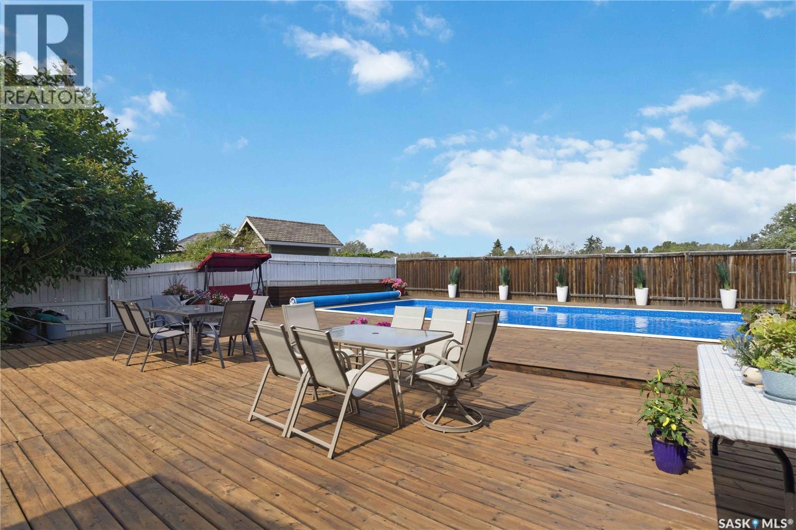 122 Assiniboine Drive, Saskatoon, SK - Outdoor With Deck Patio Veranda