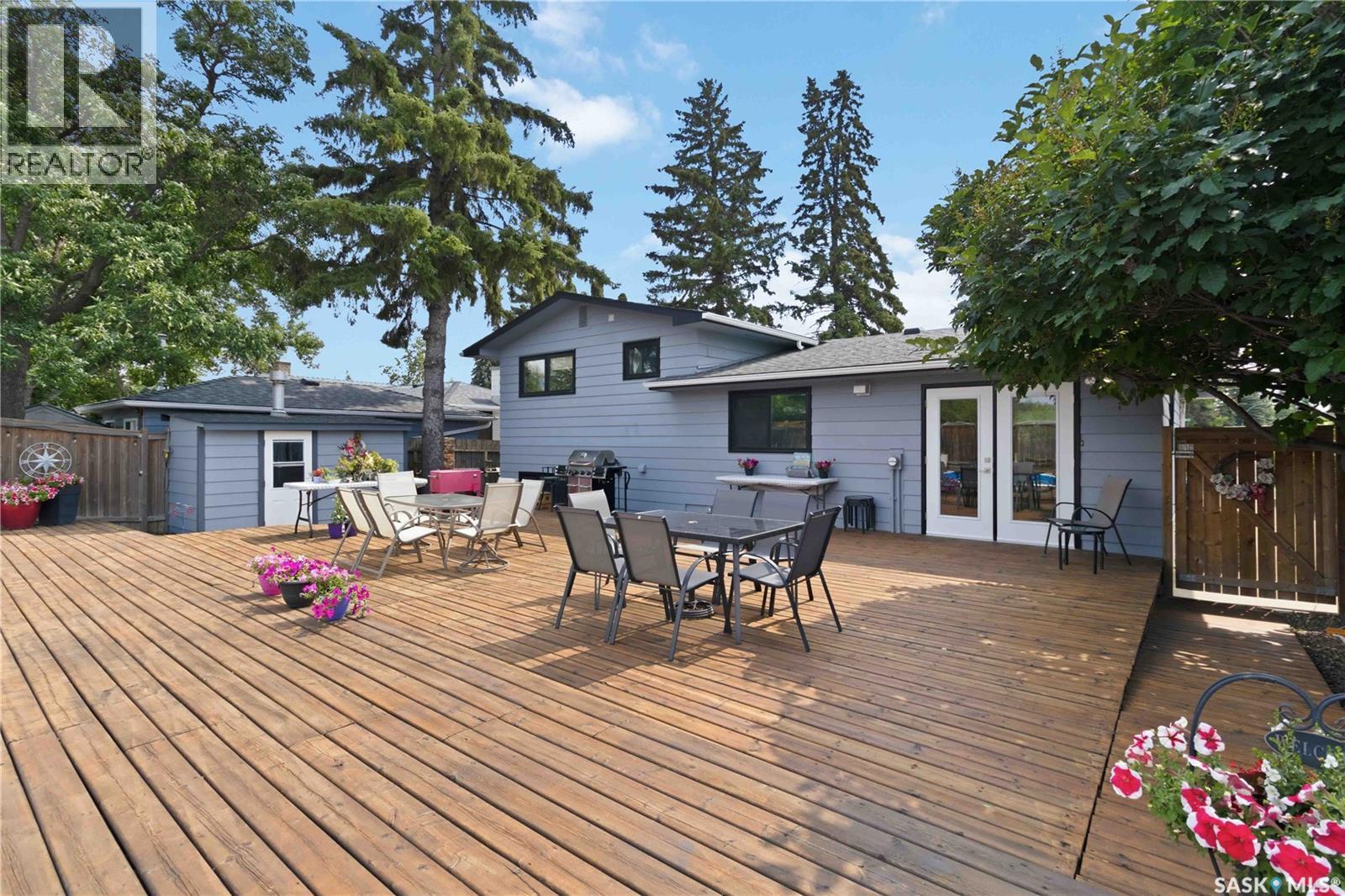 122 Assiniboine Drive, Saskatoon, SK - Outdoor With Deck Patio Veranda With Exterior