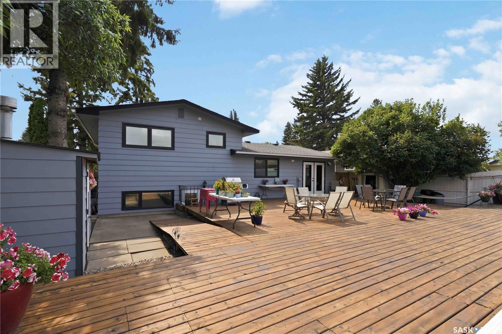 122 Assiniboine Drive, Saskatoon, SK - Outdoor With Deck Patio Veranda With Exterior