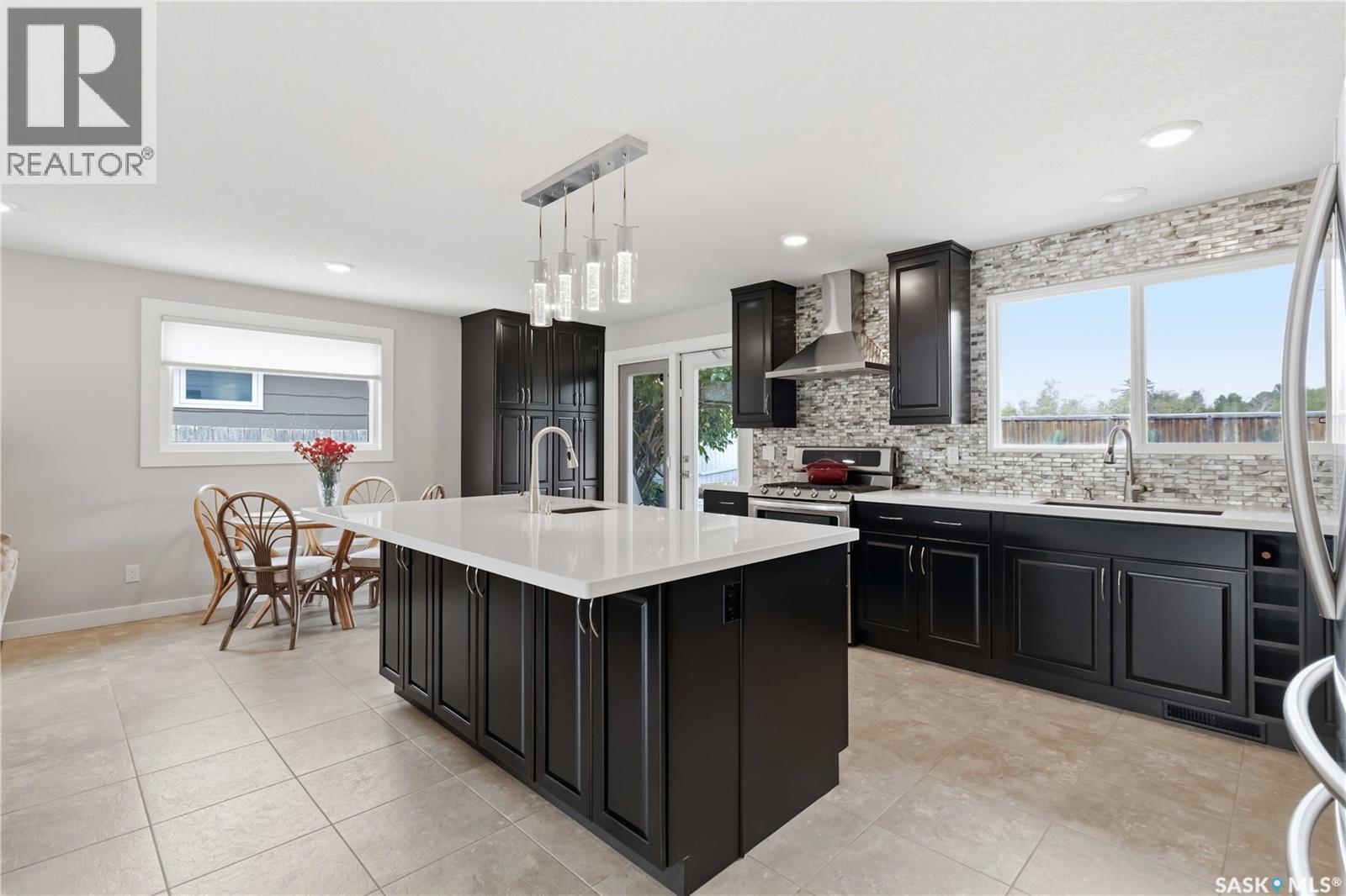 122 Assiniboine Drive, Saskatoon, SK - Indoor Photo Showing Kitchen With Upgraded Kitchen