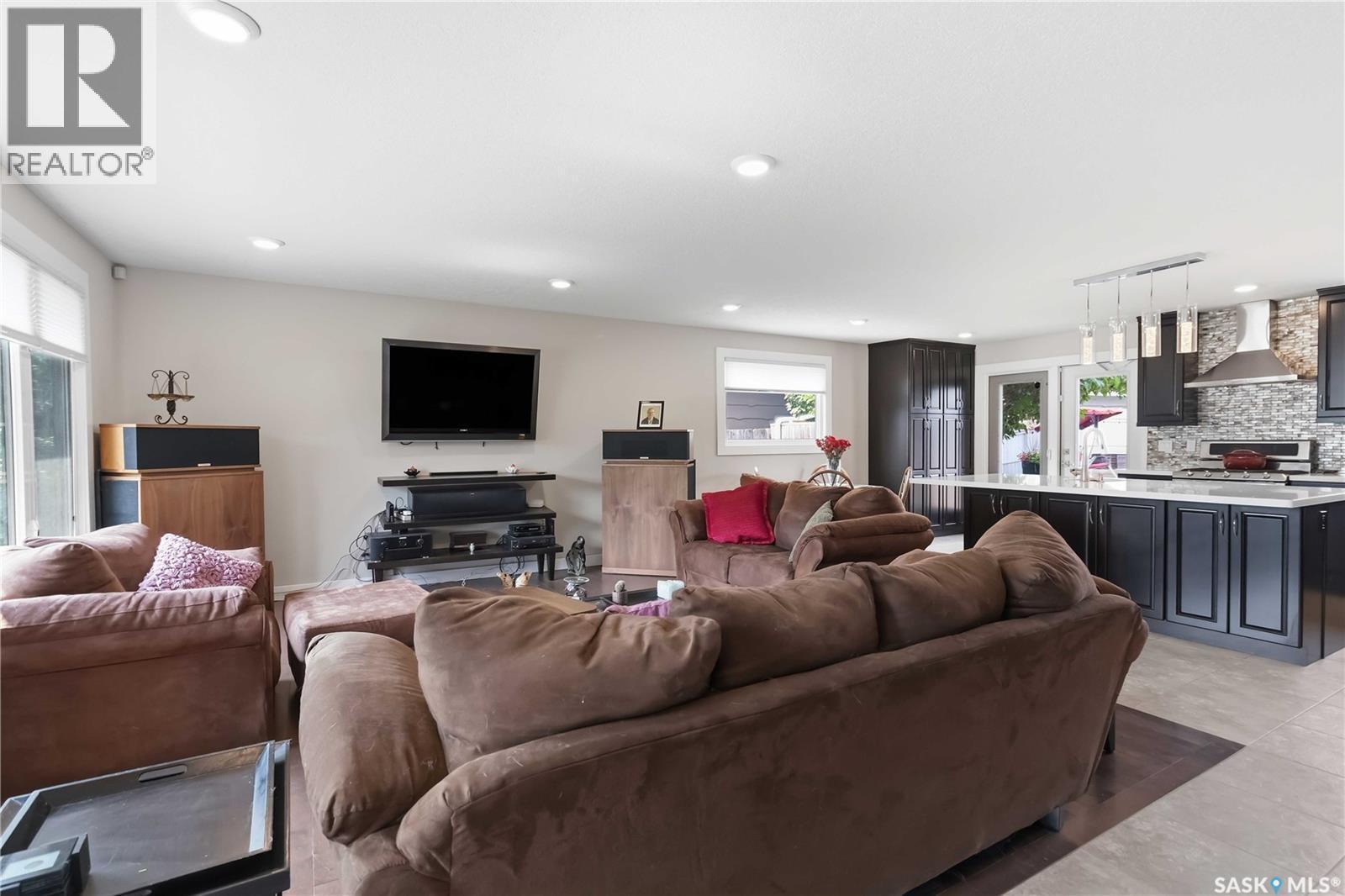 122 Assiniboine Drive, Saskatoon, SK - Indoor Photo Showing Living Room