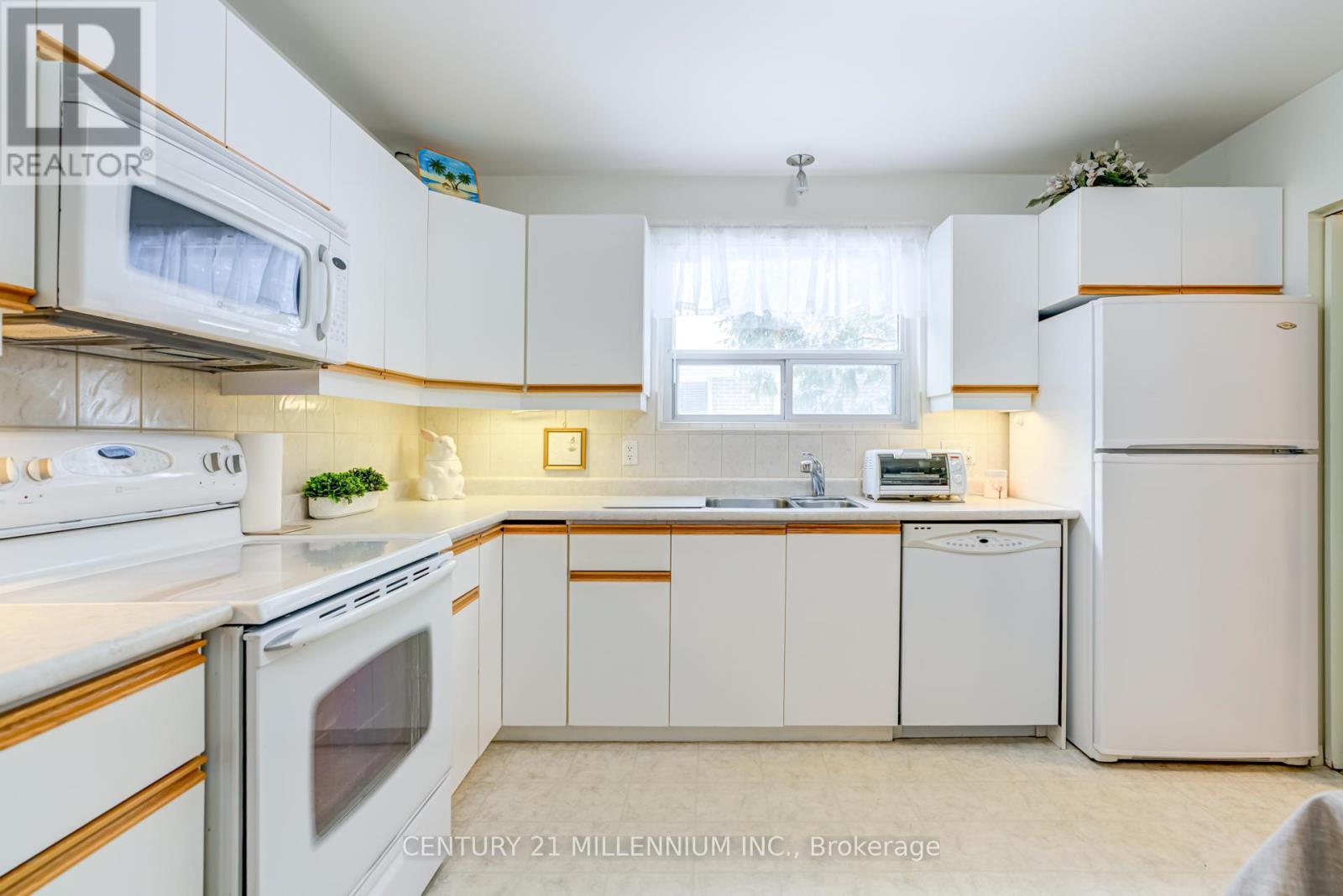 2 Durham Crescent, Brampton, ON - Indoor Photo Showing Kitchen With Double Sink