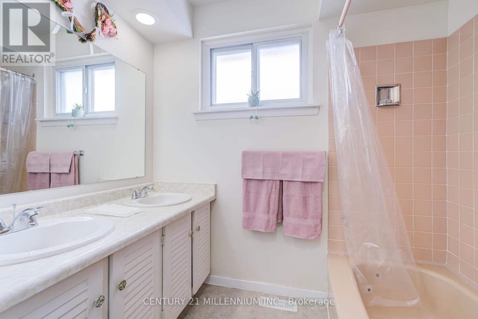 2 Durham Crescent, Brampton, ON - Indoor Photo Showing Bathroom