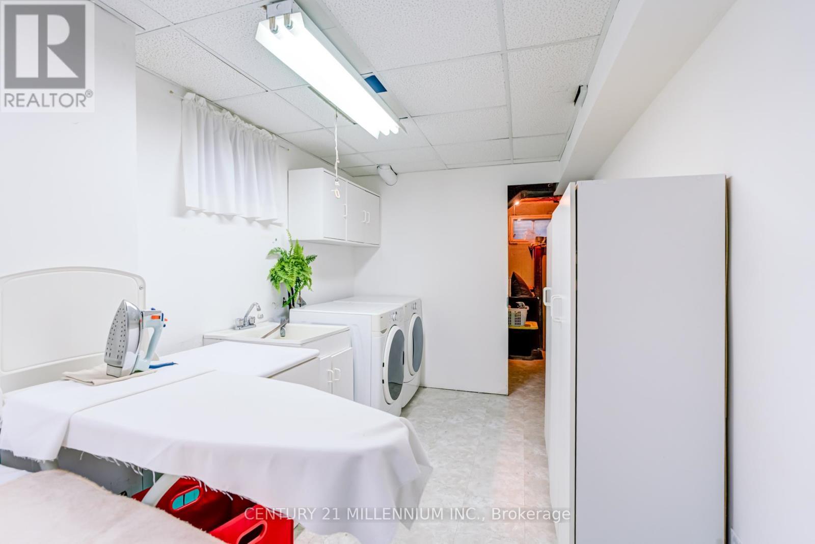 2 Durham Crescent, Brampton, ON - Indoor Photo Showing Laundry Room
