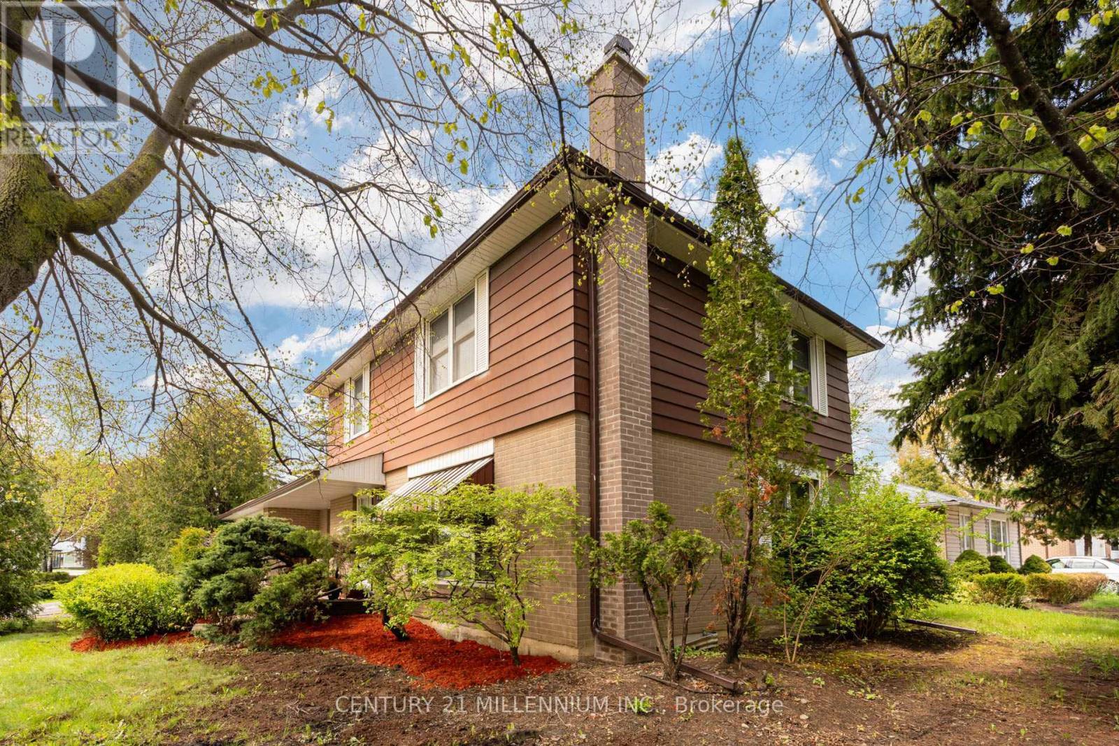 2 Durham Crescent, Brampton, ON - Outdoor