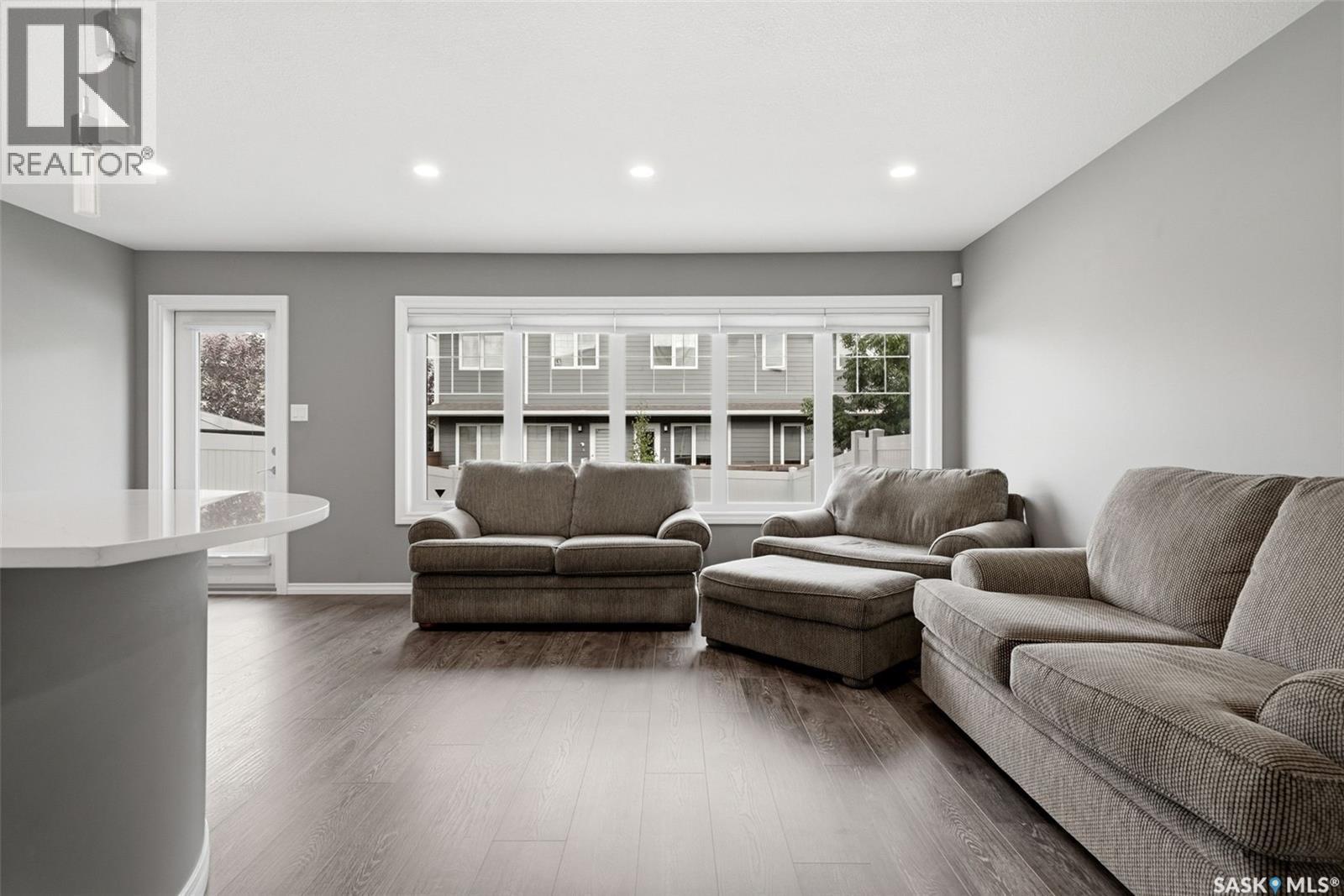351 4000 Sandhill Crescent, Regina, SK - Indoor Photo Showing Living Room