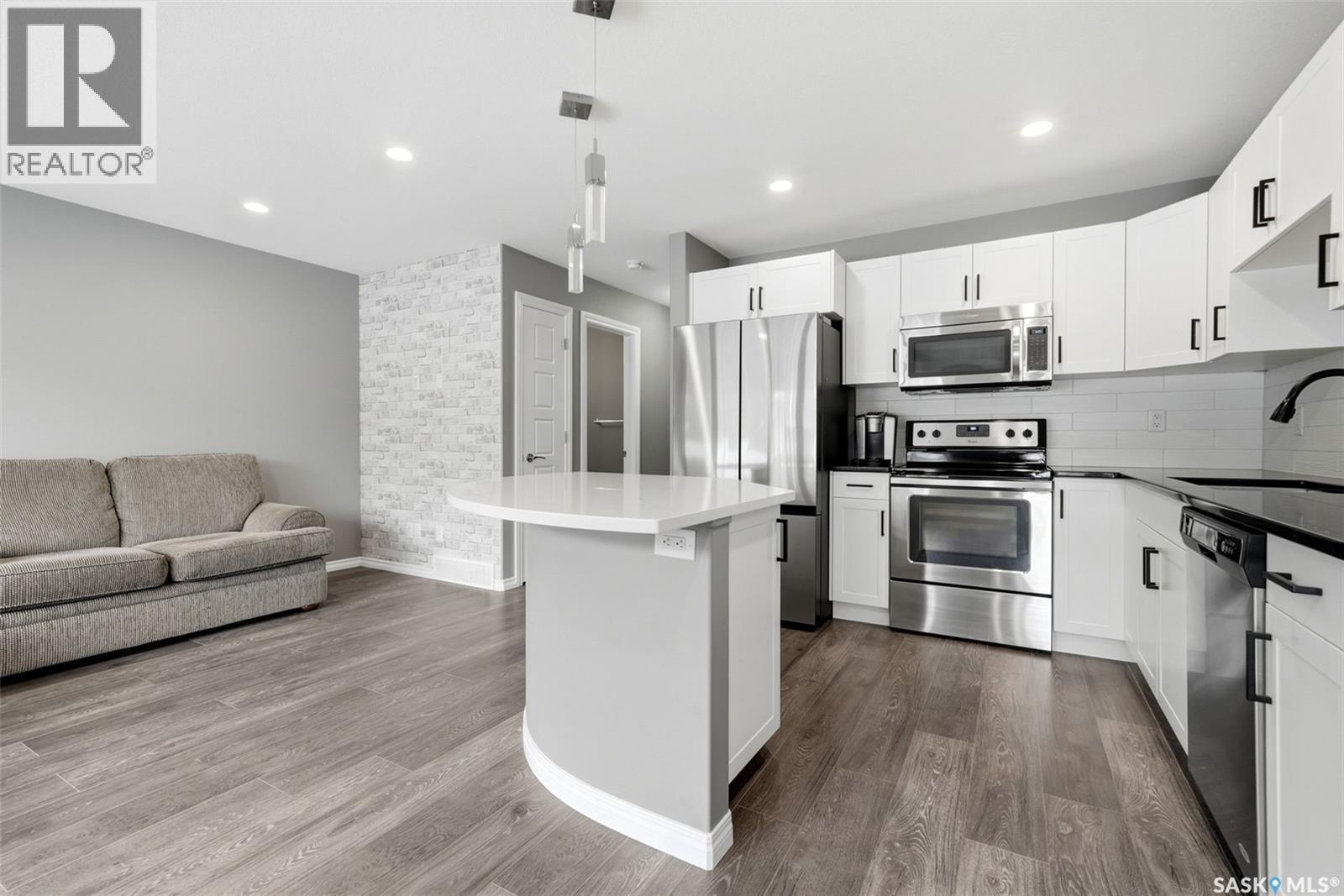 351 4000 Sandhill Crescent, Regina, SK - Indoor Photo Showing Kitchen With Upgraded Kitchen