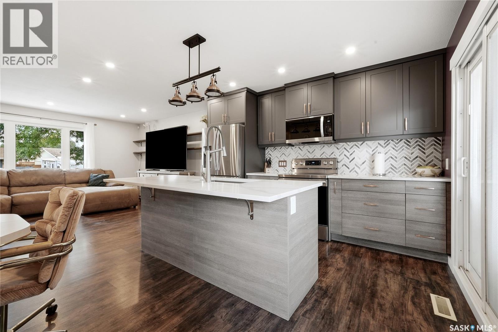 114 Mcsherry Crescent, Regina, SK - Indoor Photo Showing Kitchen With Upgraded Kitchen