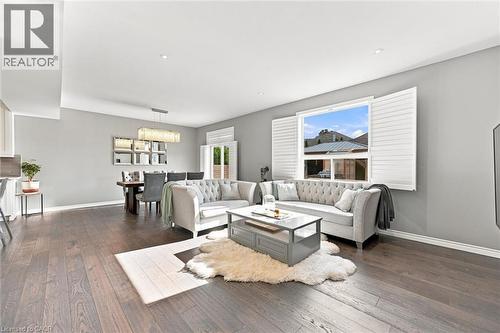41 Aquasanta Crescent, Hamilton, ON - Indoor Photo Showing Living Room