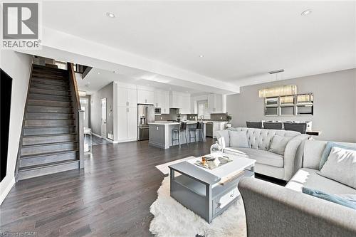 41 Aquasanta Crescent, Hamilton, ON - Indoor Photo Showing Living Room