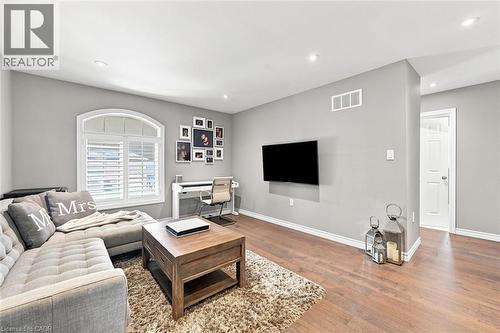 41 Aquasanta Crescent, Hamilton, ON - Indoor Photo Showing Living Room