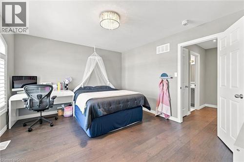 41 Aquasanta Crescent, Hamilton, ON - Indoor Photo Showing Bedroom
